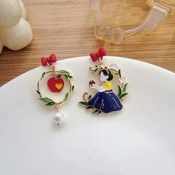Disney Princess Snow White Cartoon FairyTale Fashion Jewelry Women's Earrings - Picture 4 of 4